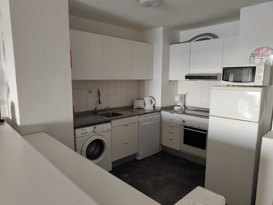 Fully equipped kitchen (clothes washing machine, dishwasher, electric hob, oven)