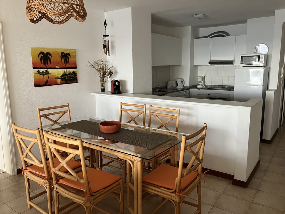 Dining area & open kitchen