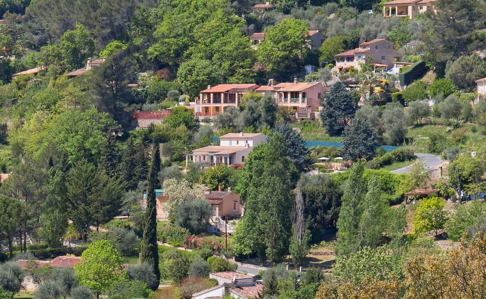"Le Maupas" neighbourhood with "La Rëgalide" in the middle of the photo.