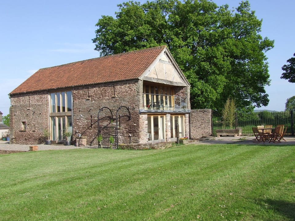 Barn & outside seating, looking towards the common.