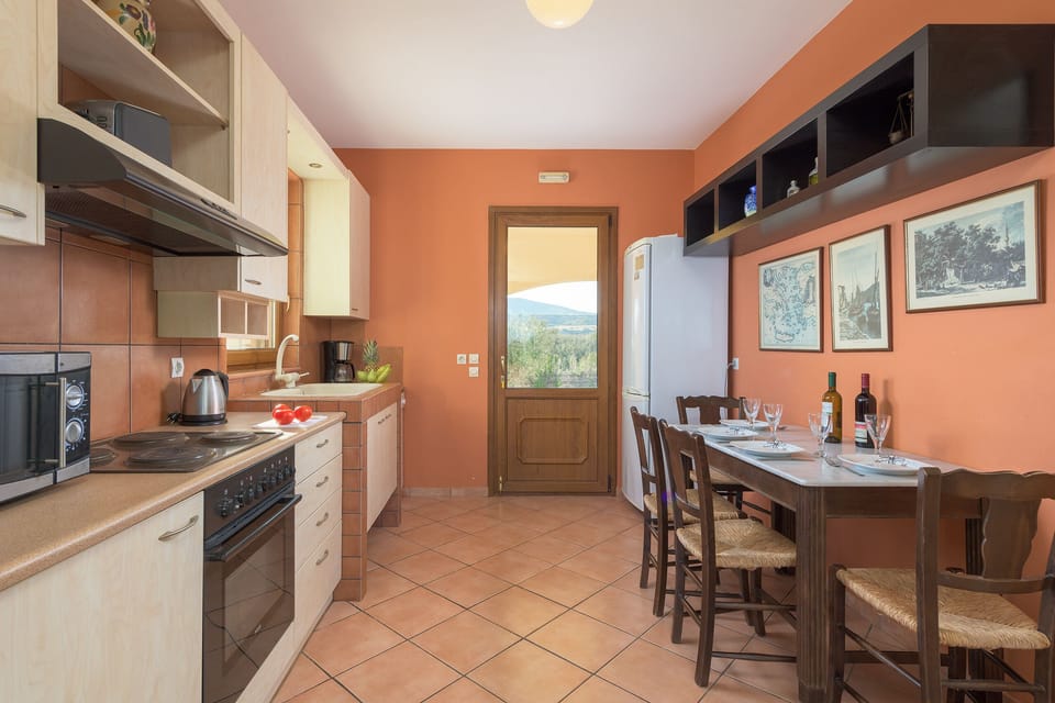 Kitchen. Door to the back balcony 