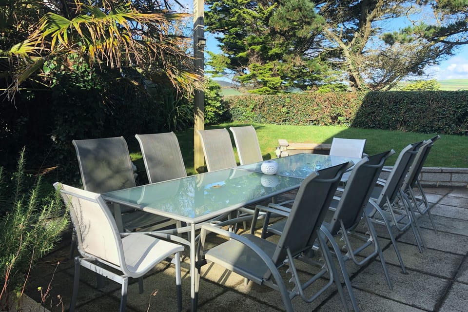 Outdoor dining that comfortably seats 10 people