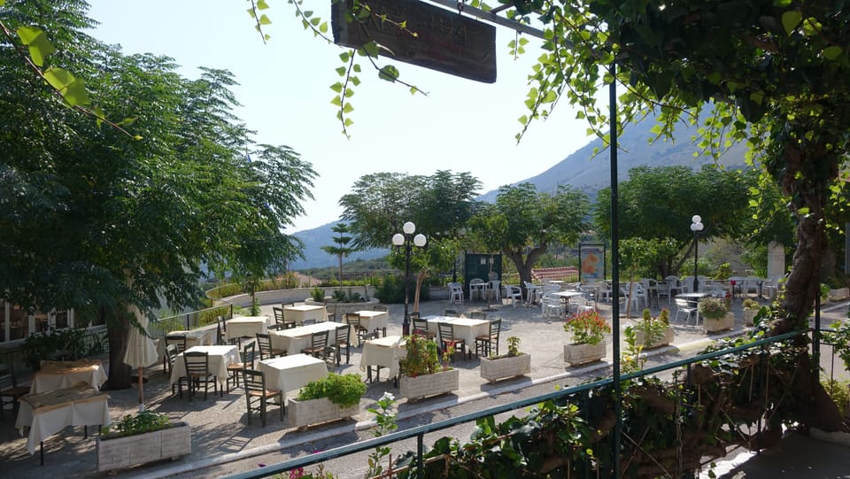 The popular Tavern Maklithari and the local café in Makriotika: just 5 min walk