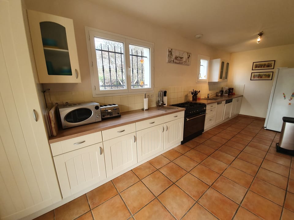Well equipped kitchen ideal for making simple snack or gourmet dinners.
