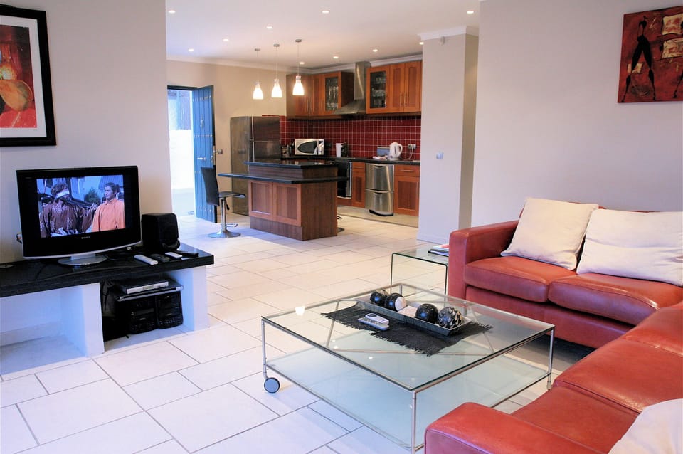 Open plan lounge , wifi , TV, Sound speakers