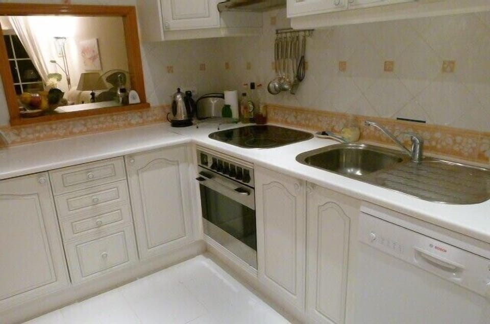 Fully fitted kitchen