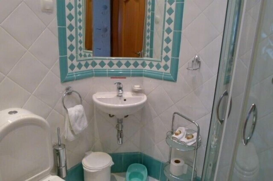 The twin bedroom en-suite