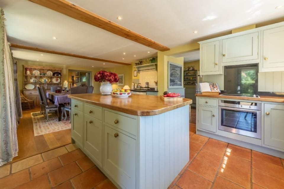 Ground floor: Well-equipped kitchen with island