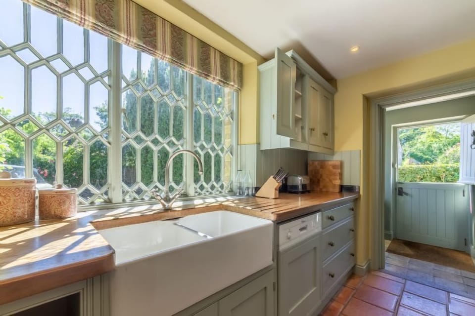 Ground floor: Well-equipped kitchen