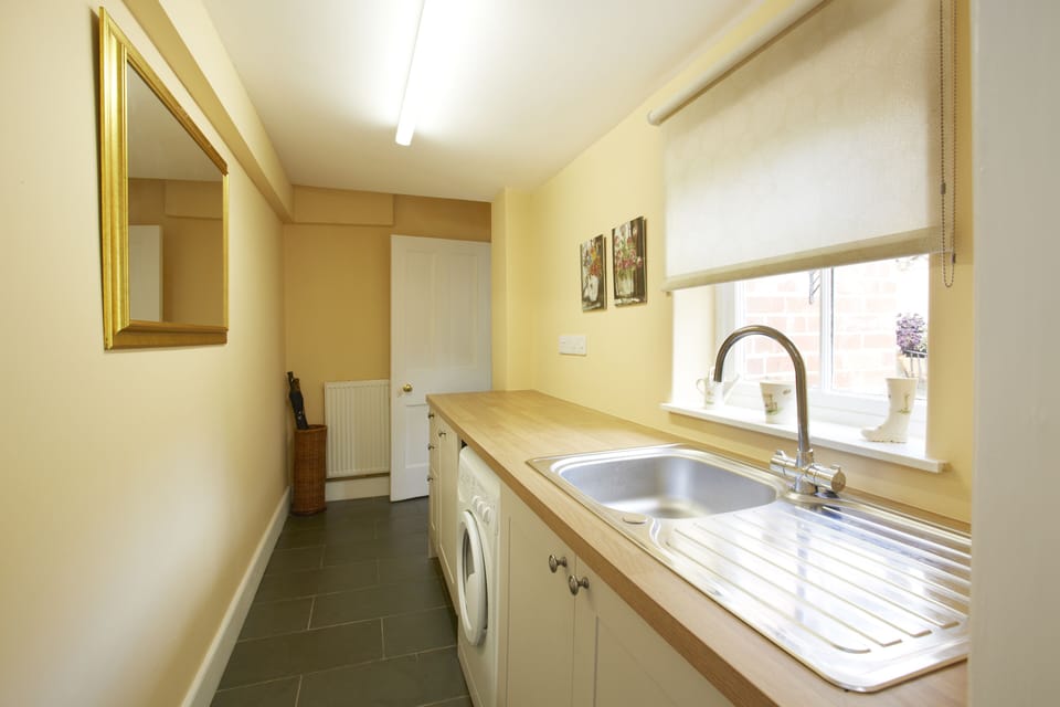 Utility Room with washer and diswasher, perfect space for your dogs bedroom!!