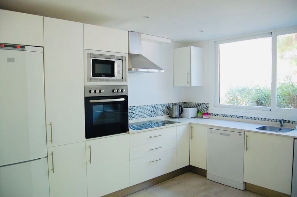 Kitchen including oven, hob, dishwasher and washing machine and tumble dryer