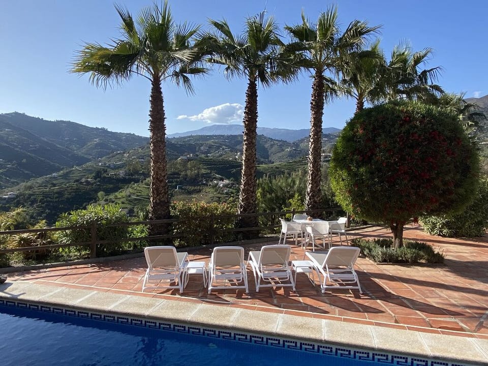 Breathtaking views and an inviting swimming pool (Jan 2023)