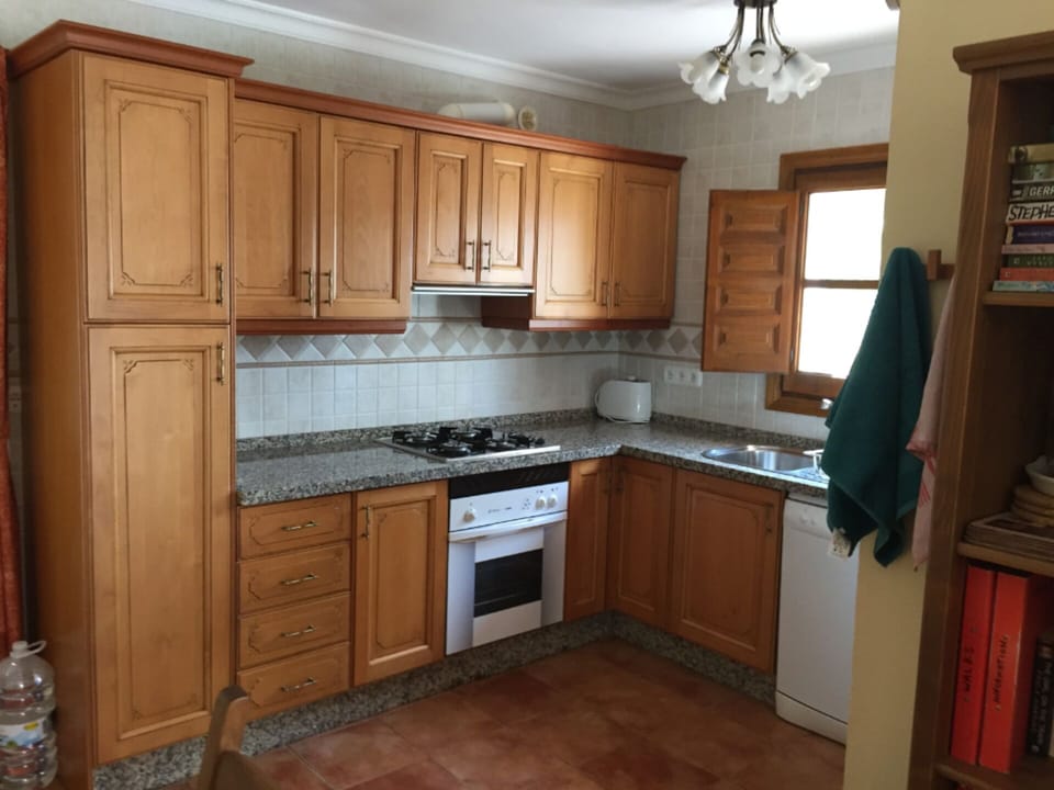 Plenty of storage space in the well-equipped kitchen (Jan 2019)
