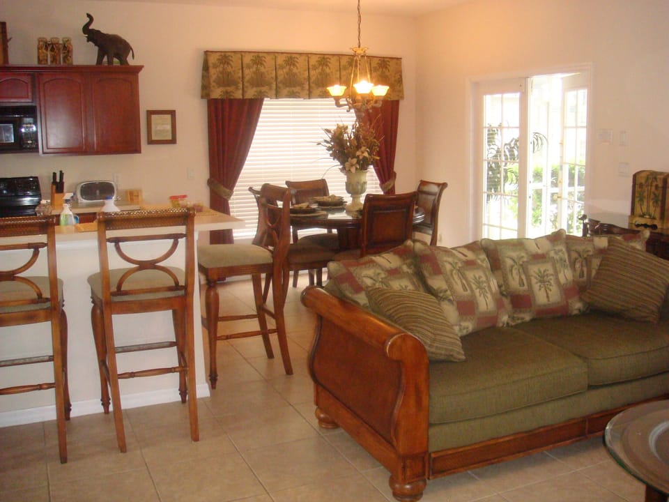 breakfast bar & dining area