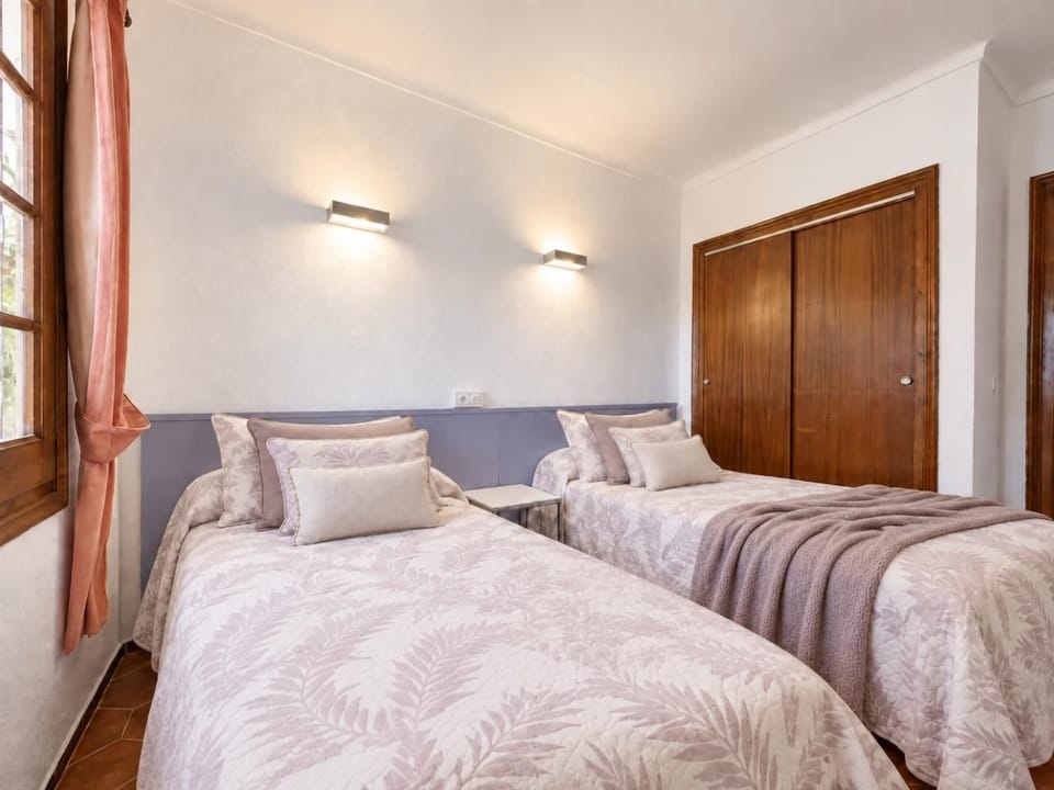 FRANCIAC: Cosy house with a large community pool and garden Villa in L'Escala