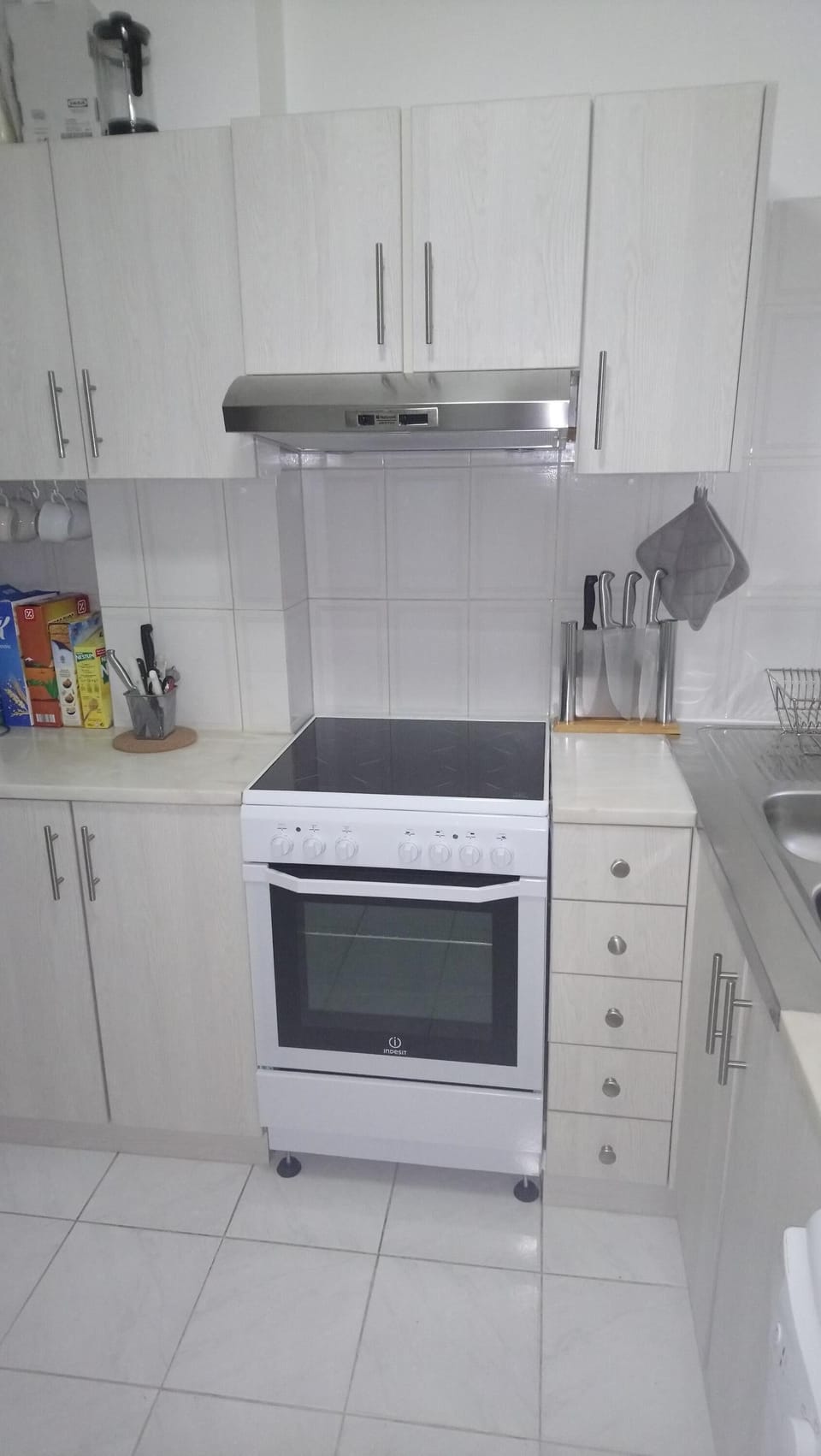Newly refurbishjed kitchen, cooker with electric hob.