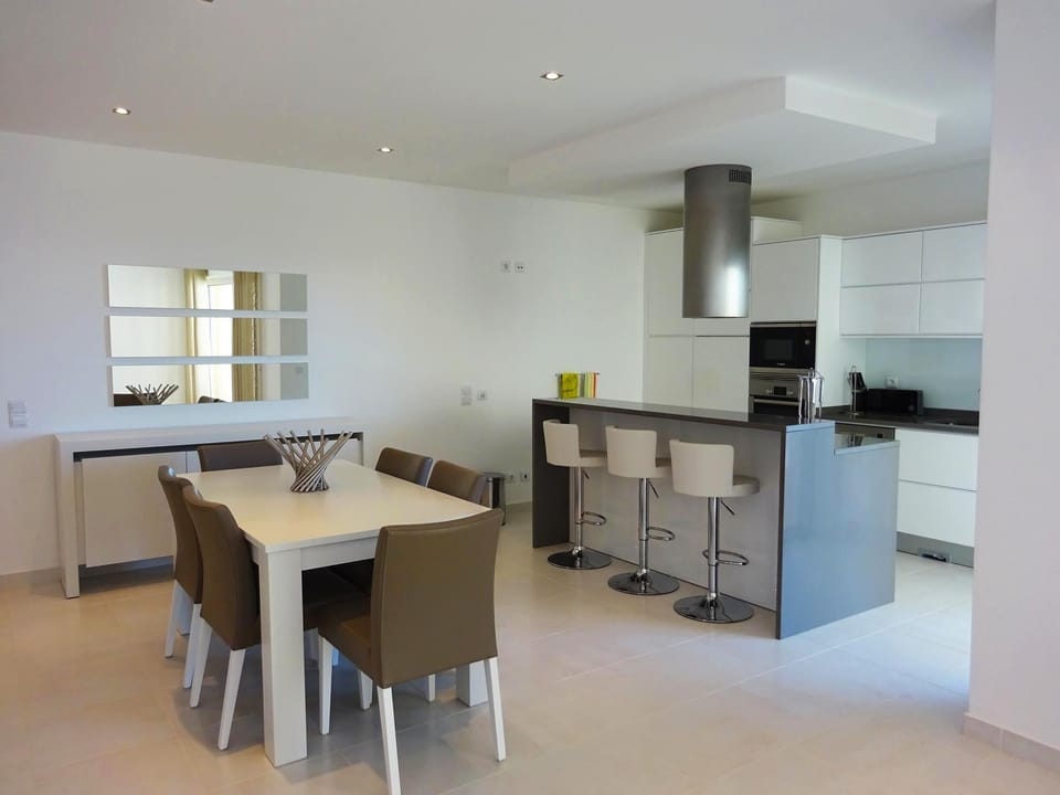 Social cooking, prepping & dining area