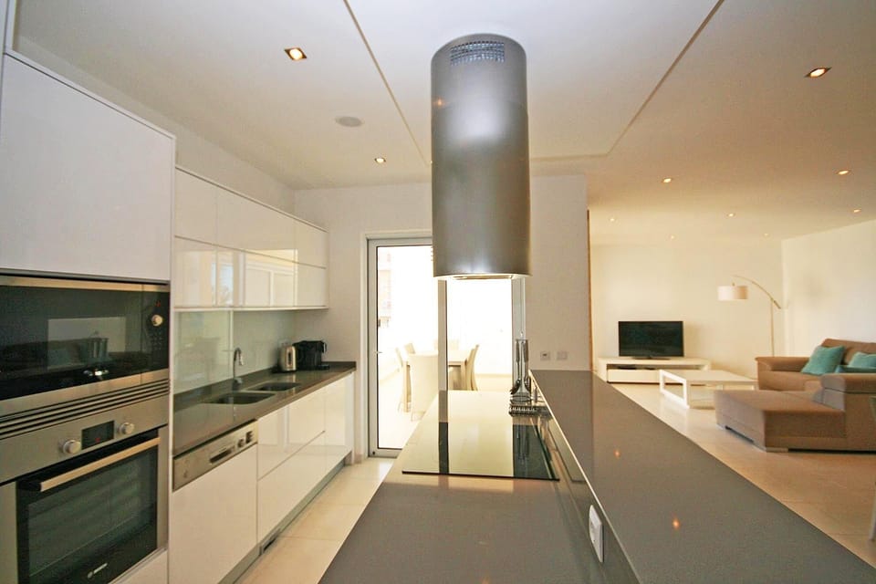 High spec kitchen with marble worktop, breakfast bar and Bosch appliances