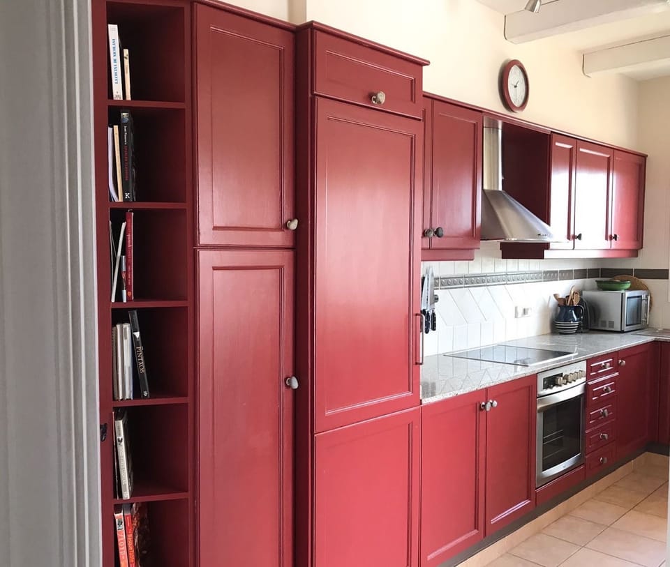 Well equipped kitchen with lots of cook books to try!