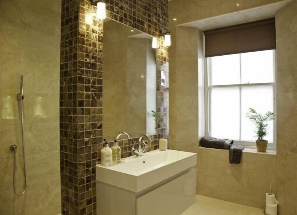 Wetroom / bathroom off Bedroom 2