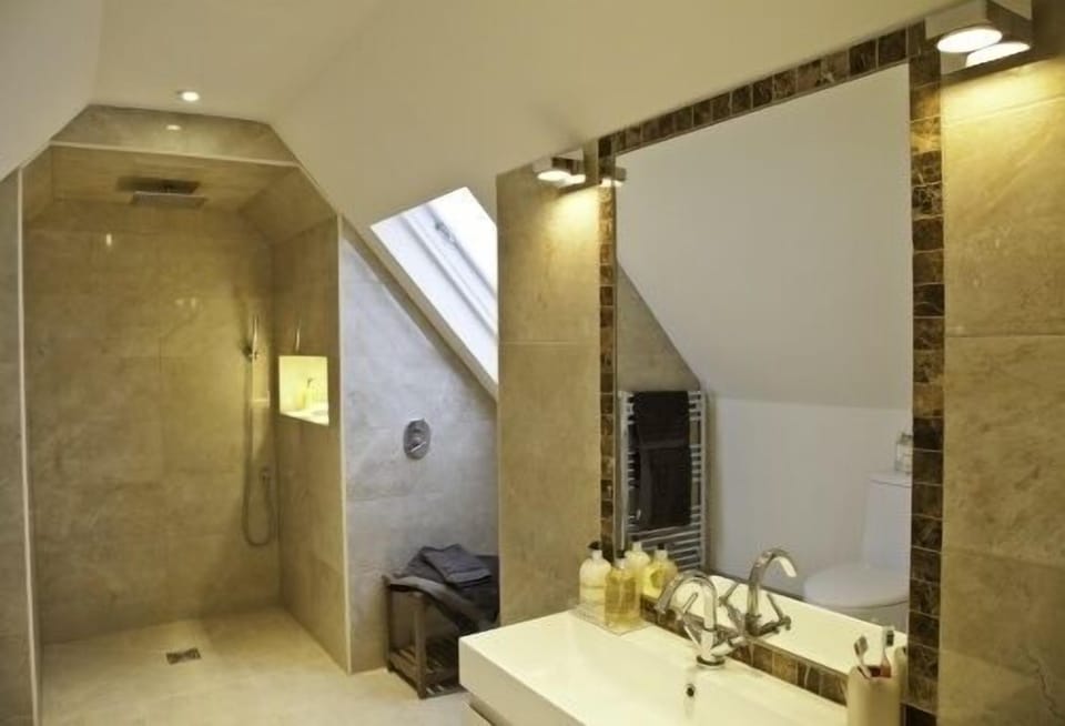 Wetroom / toilet off Master bedroom