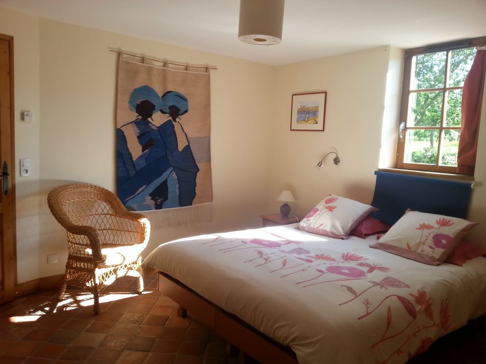 Downstairs bedroom, one large bed or two single beds, head/feet adjustable 