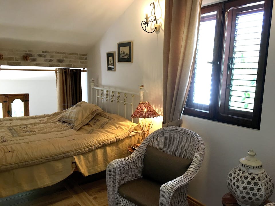 Annex: one bedroom loft with private bathroom with shower