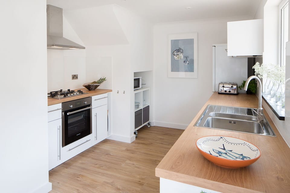 Gas hob , electric oven, family sized appliances.