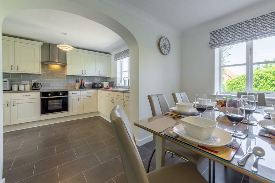 The Haven, Wells-next-the-Sea: Dining room with the kitchen beyond