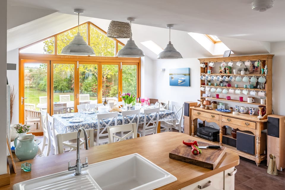 Ground floor: Gorgeous bespoke kitchen and dining area