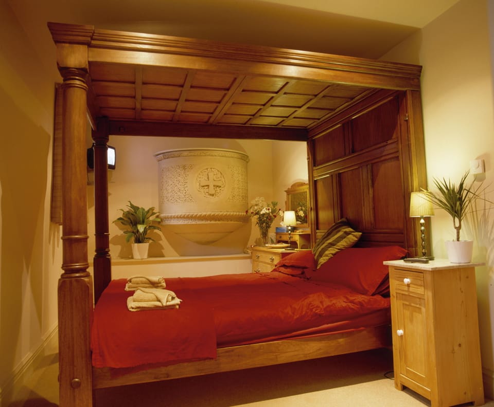 Four poster en suite bedroom with pulpit