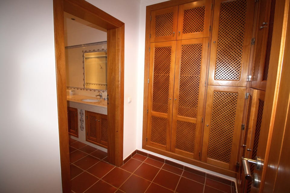 Master Bedroom's dressing area and en-suite bathroom 