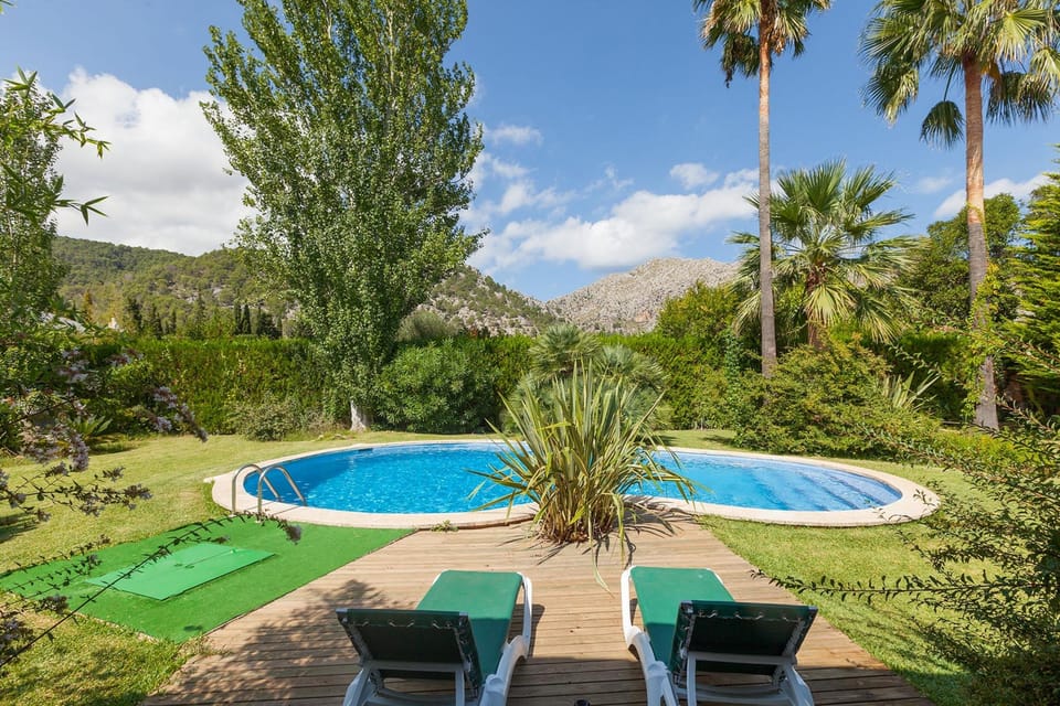 View of the swimmingpool from the BBQ