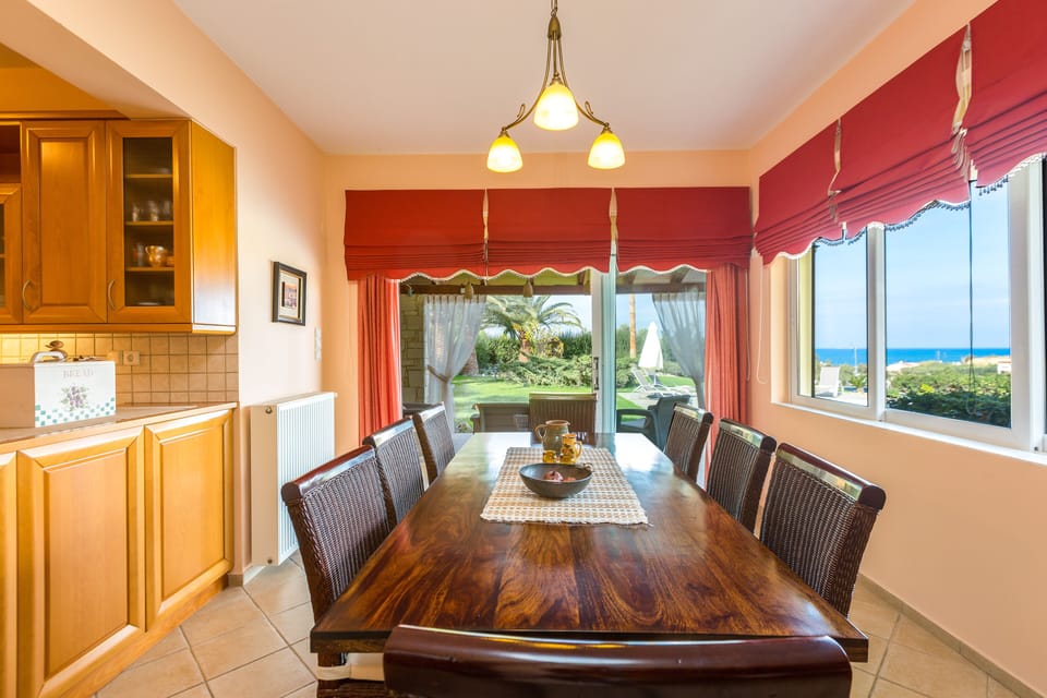Dining area on the ground floor with direct access to the pool and garden!
