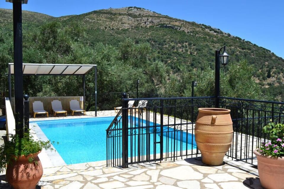 Villa Sinialo pool and terrace