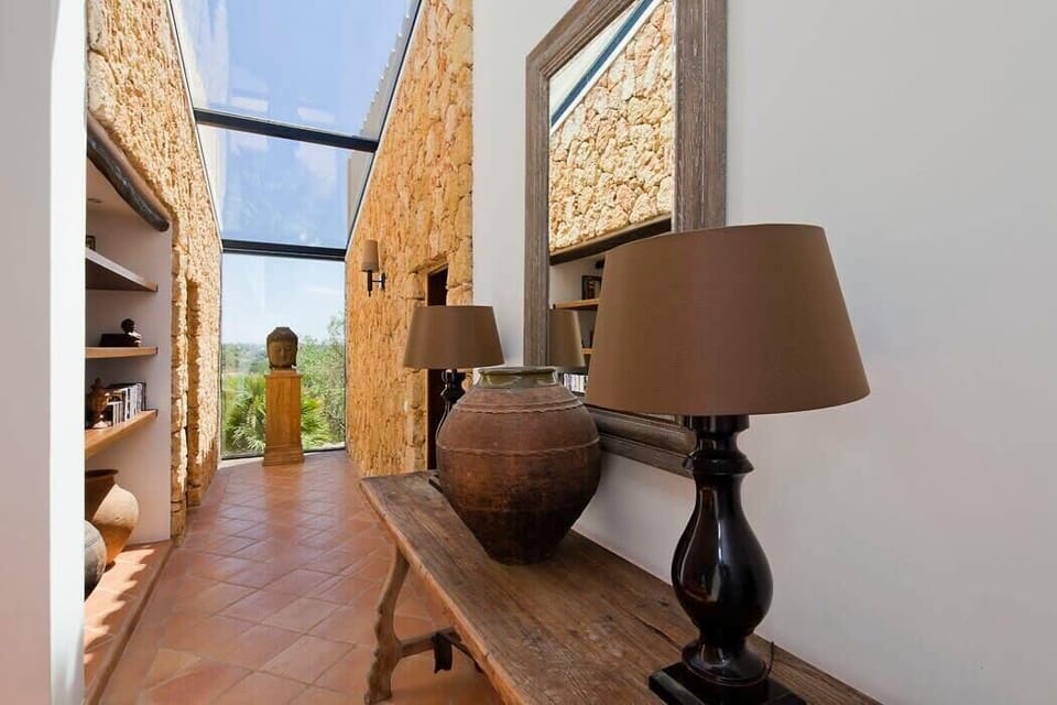 Lower hall to bedrooms
