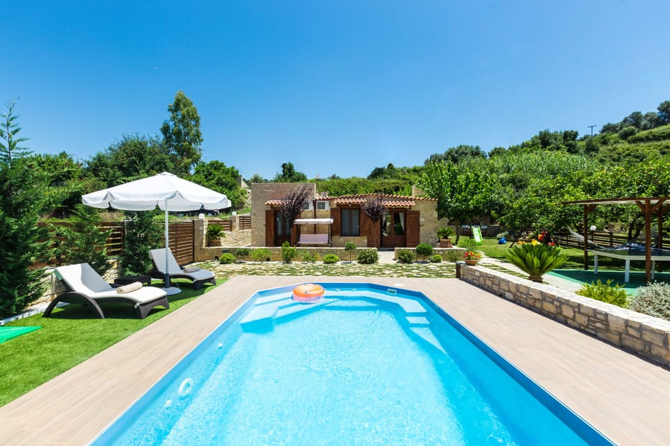 The pool also has hydro massage, jet stream capacity.