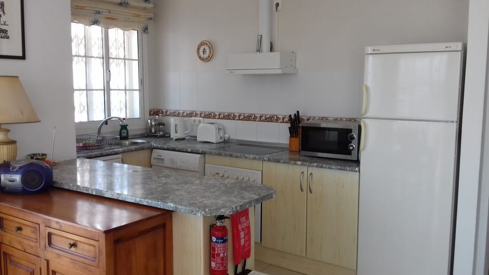 Well equipped kitchen, with fire safety items