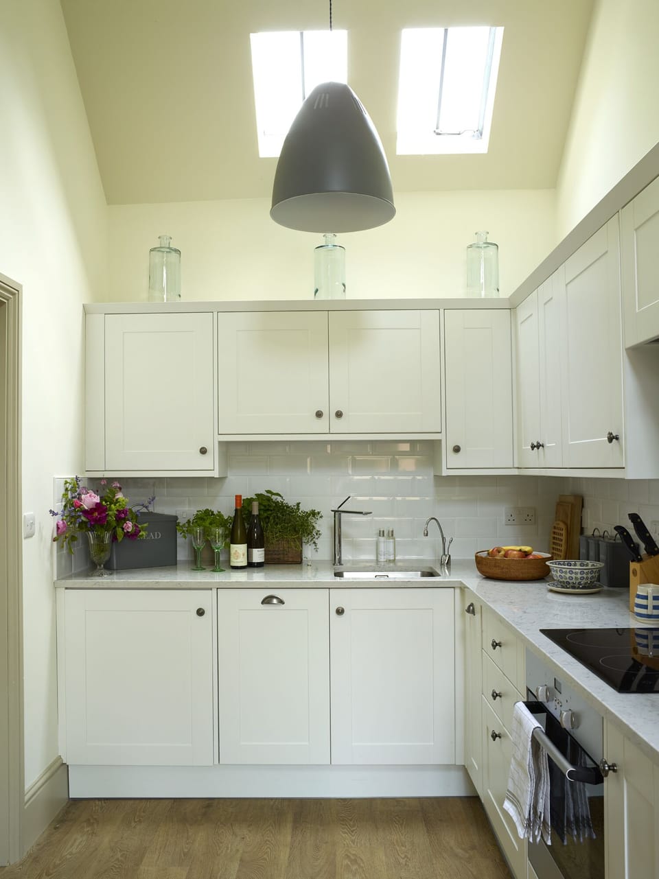 Well equipped kitchen including washing machine, dishwasher and compactor