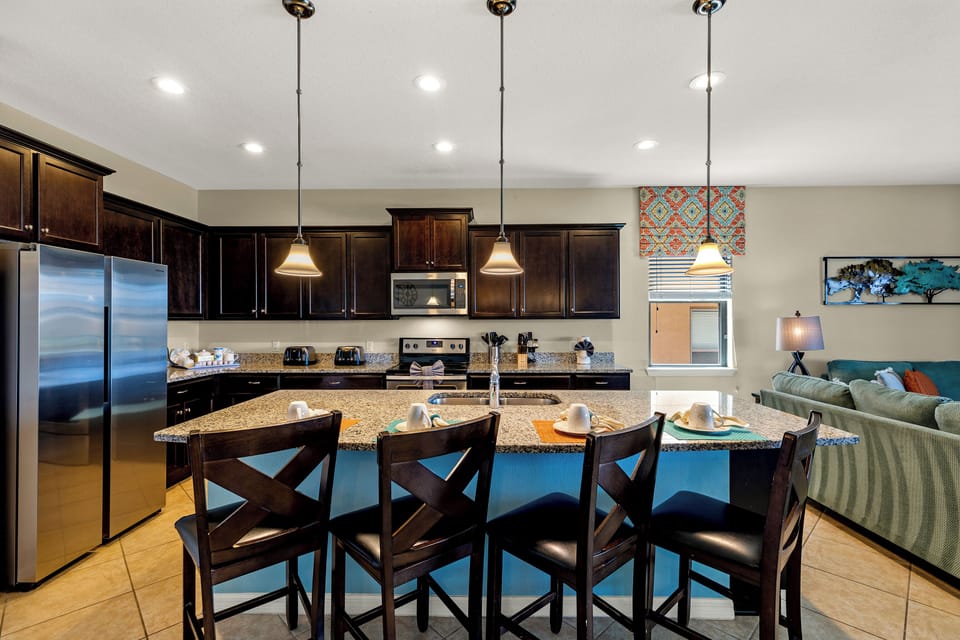 Fully equipped kitchen with counter seating for 4