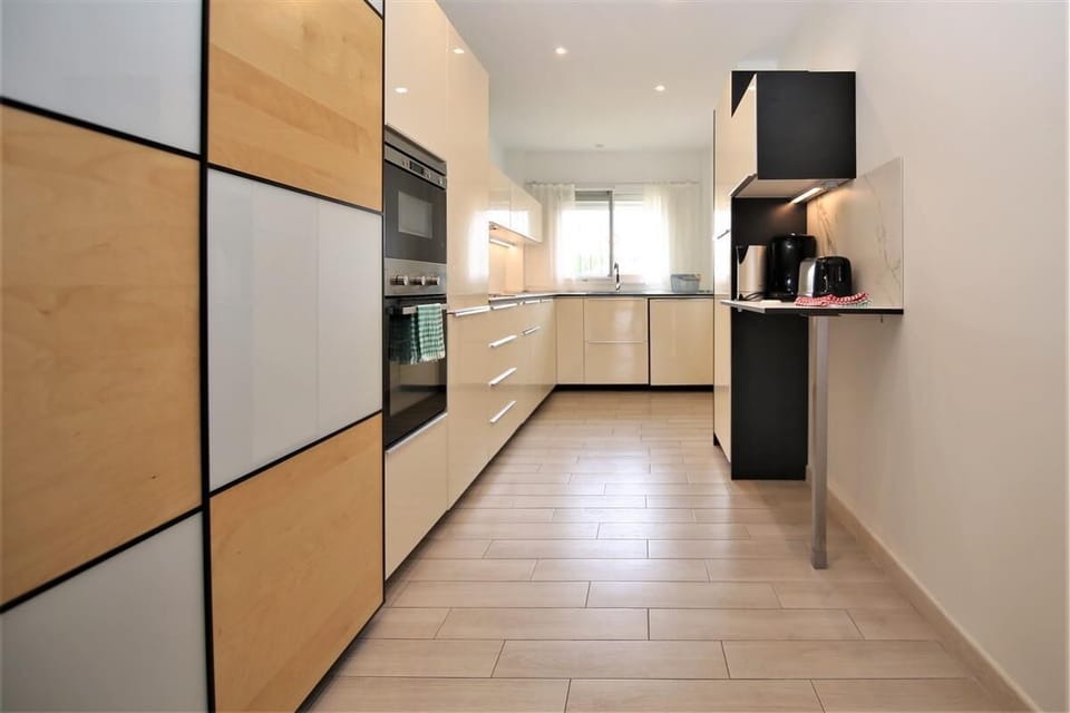 Another view of the modern fully fitted kitchen