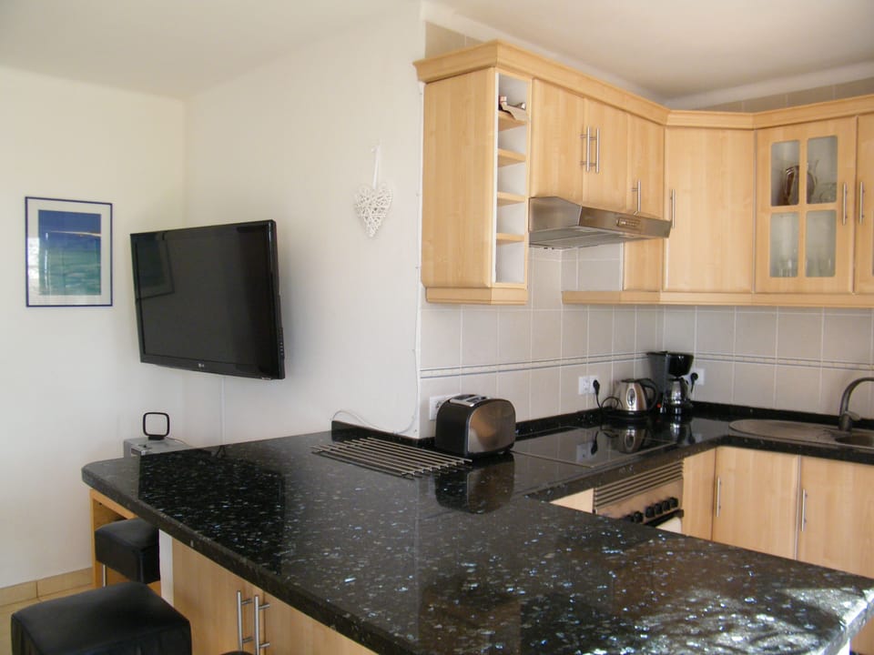 Well equipped kitchen, ample storage. Large screen TV. Fast independent wi-fi.