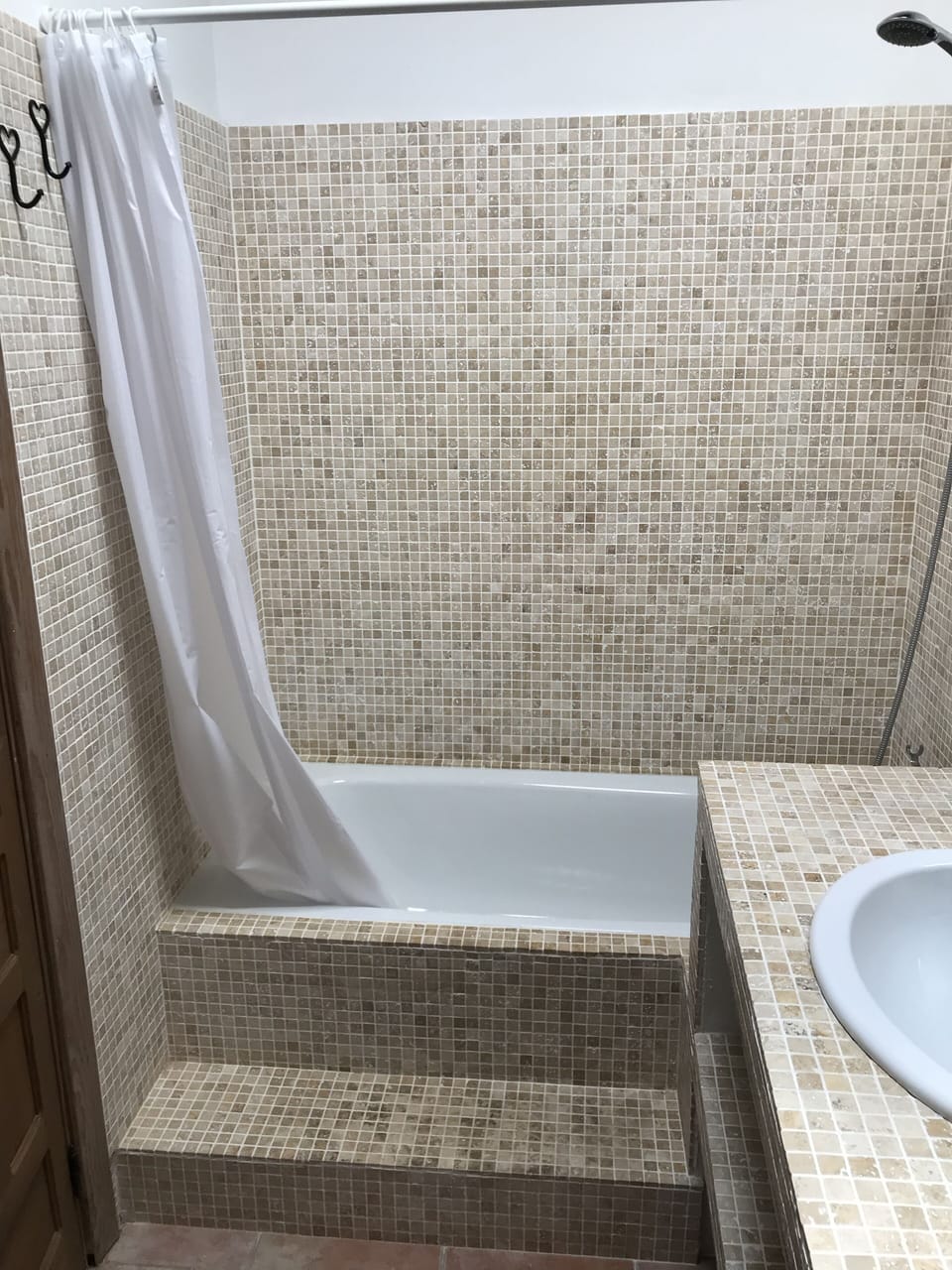 Family bathroom with bath/shower and WC (between the two twin bedrooms)