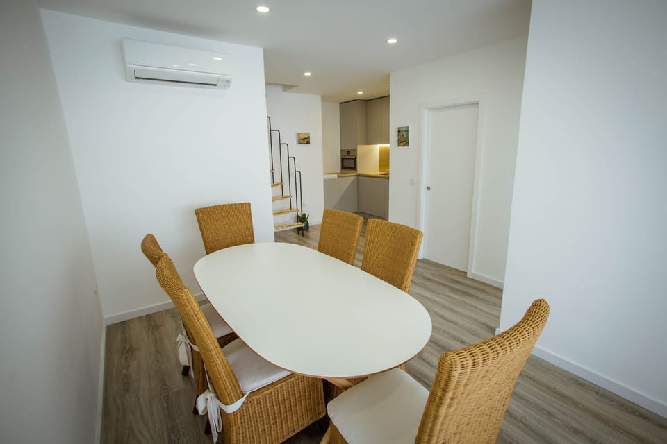 dining room; ktchen on the right and spiral stairs to the 1º floor 