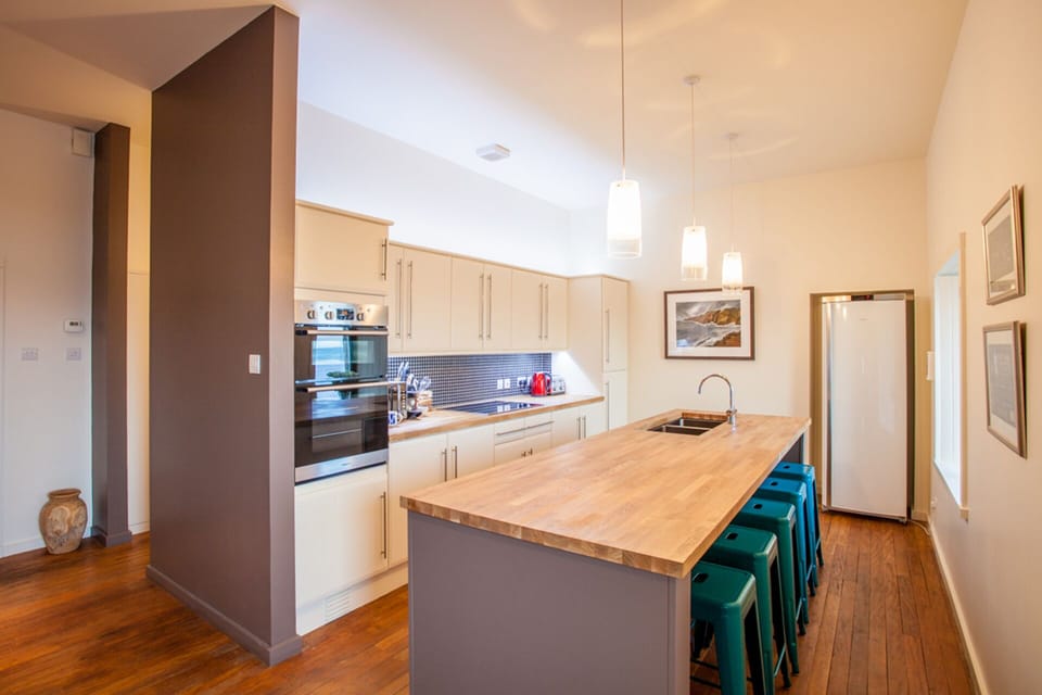 Kitchen with island seating for 5.