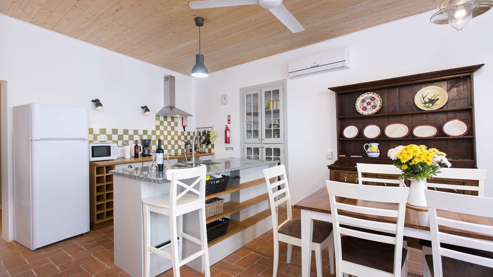 Kitchen dining room, with air conditioning,  ceiling fan, granite topped island 