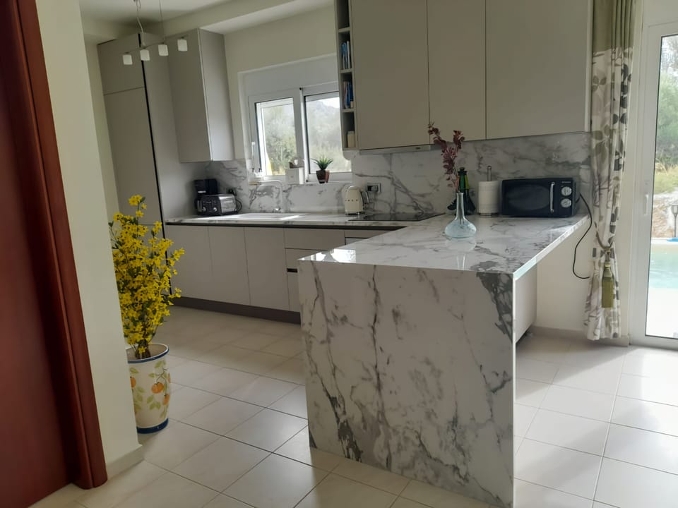Brand new well equipped kitchen 2025