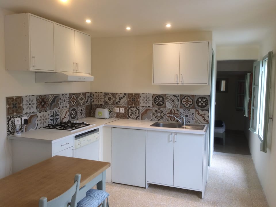 Kitchen with table and chairs for 4
