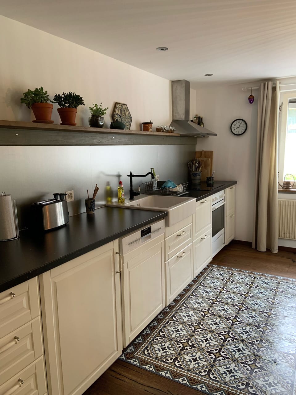 Large Kitchen area for easy access and preparation.