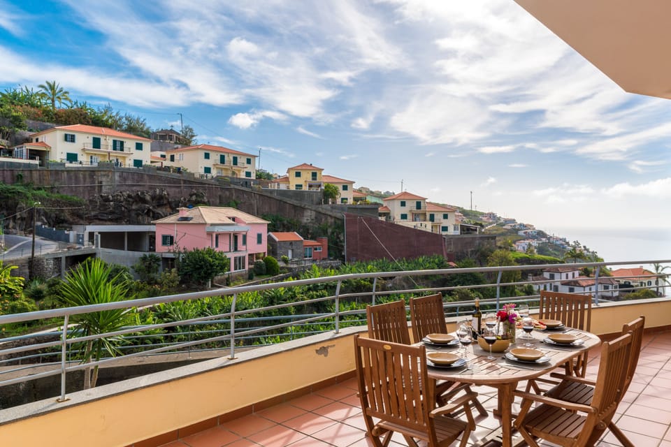 Balcony with sea and Mountain views 